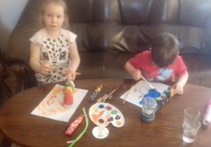 13 Dzieci malują farbami